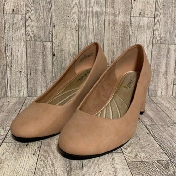 Easy Street Blush Chunky Heel Shoe Size Women 8 Wide - Picture 1 of 8